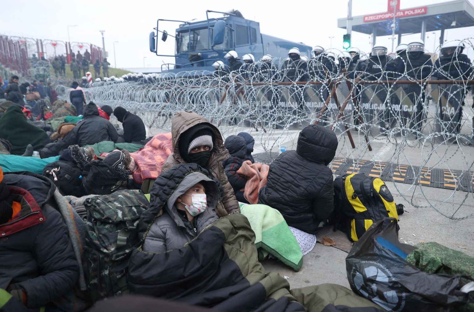 Migrantide ja Poola julgeolekujõudude vastasseis eile Kuźnica piiripunktis. 