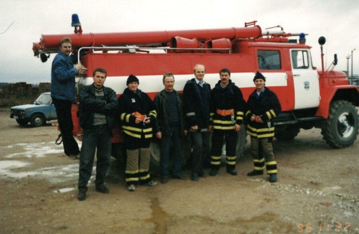 Aravete päästekomando 25 aastat tagasi. Fotol on päästja Arvi Luuk (vasakult), Albu valla piirkonnainspektor Urmas Külv, päästja Ago Pukspuu, päästja Arvo Tipp, komandopealik Priit Grünthal, päästja Meelis Tamlak ja päästja Veljo Kukk. Pildilt on puudu päästja Riho Sepp.