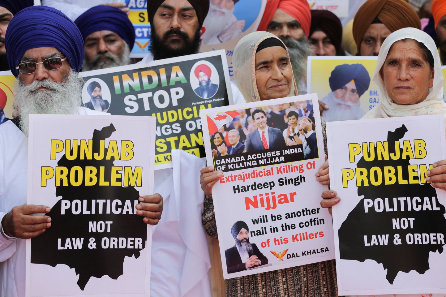 Sikhid on Hardeep Singh Nijjari tapmise pärast tänavaile tulnud ka Indias. Meeleavaldajad Amritsari Kuldtempli juures Pandžani osariigis.  29. september 2023.