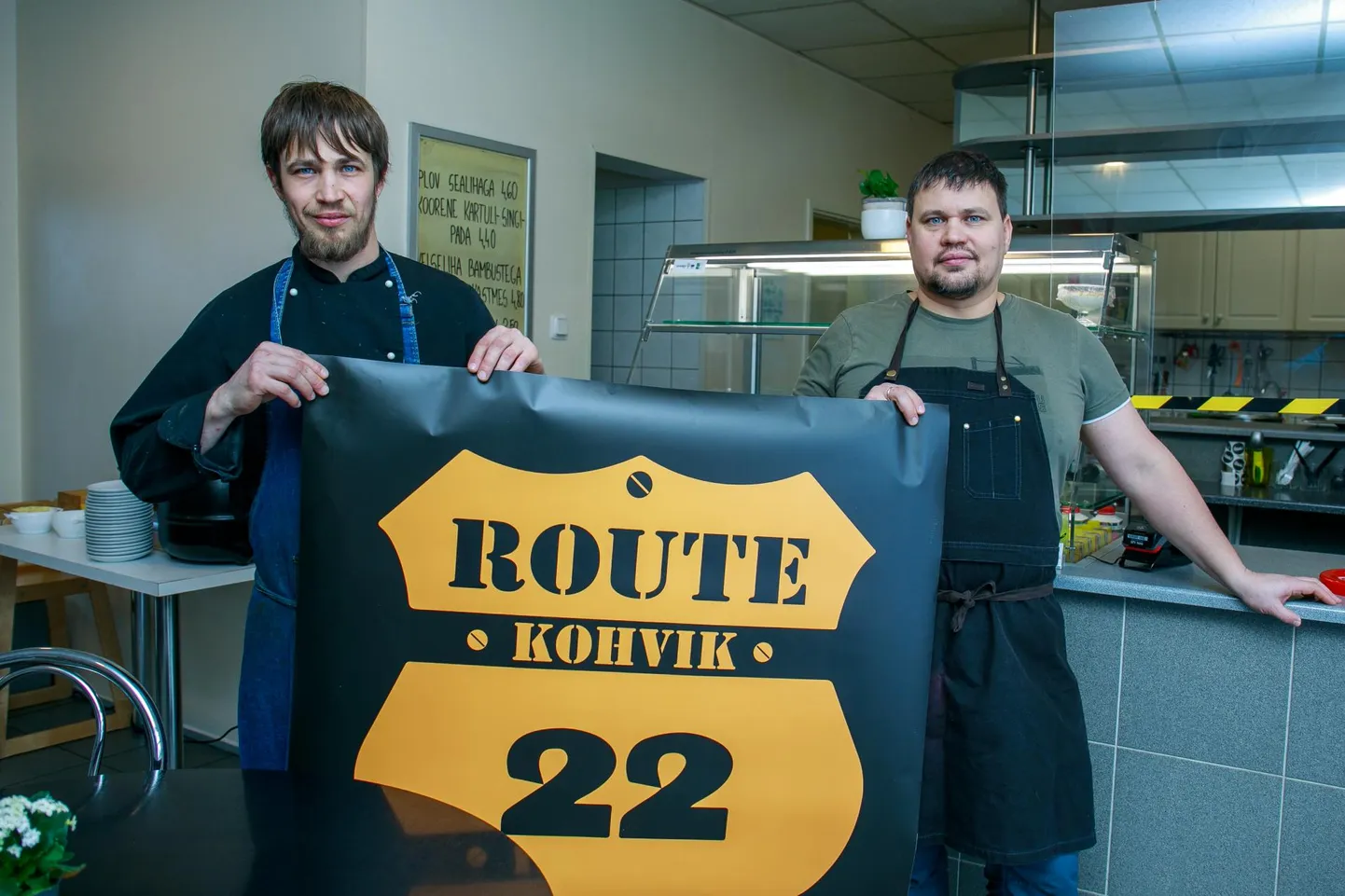 Tõnu ja Tarvo Kümnik taluvad teineteist köögis hästi.
