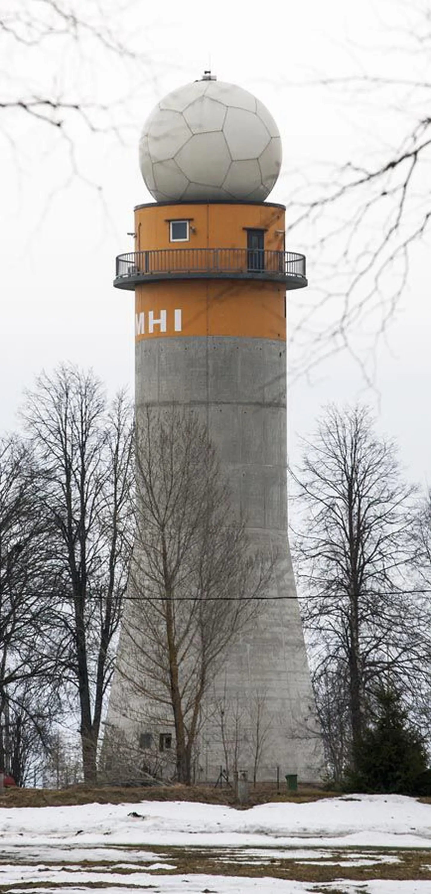 Kunagise tuuleveski kohale püstitatud ilmaradar paistab juba kaugelt kätte.