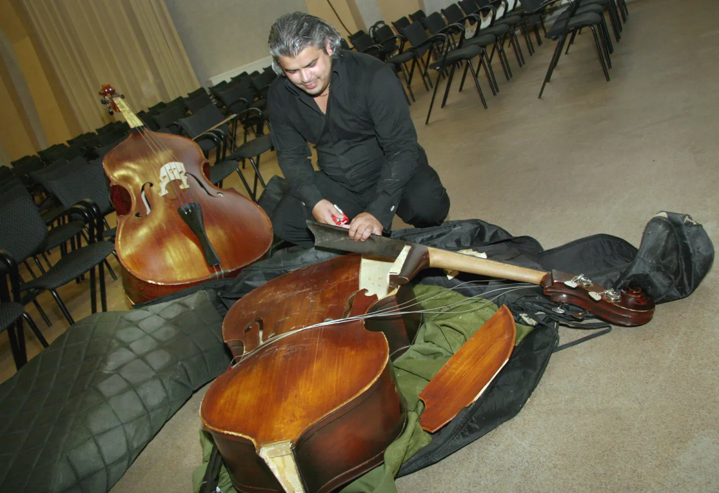 Lõhutud kontrabassid.