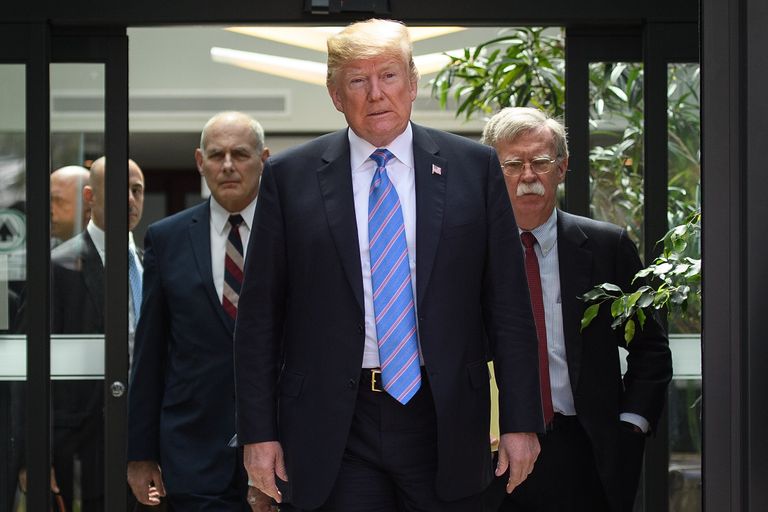 USA president Donald Trump (ees) koos Valge Maja kantseleijuhi John Kelly (vasakul) ja julgeolekunõuniku John Boltoniga G-7 tippkohtumisel Kanadas La Malbaies juunis 2018