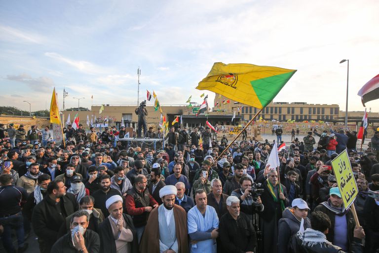 Poolmilistaarse organisatsiooni Hashed al-Shaabi korraldatud protest USA Bagdadi saatkonna juures 1. jaanuaril 2020