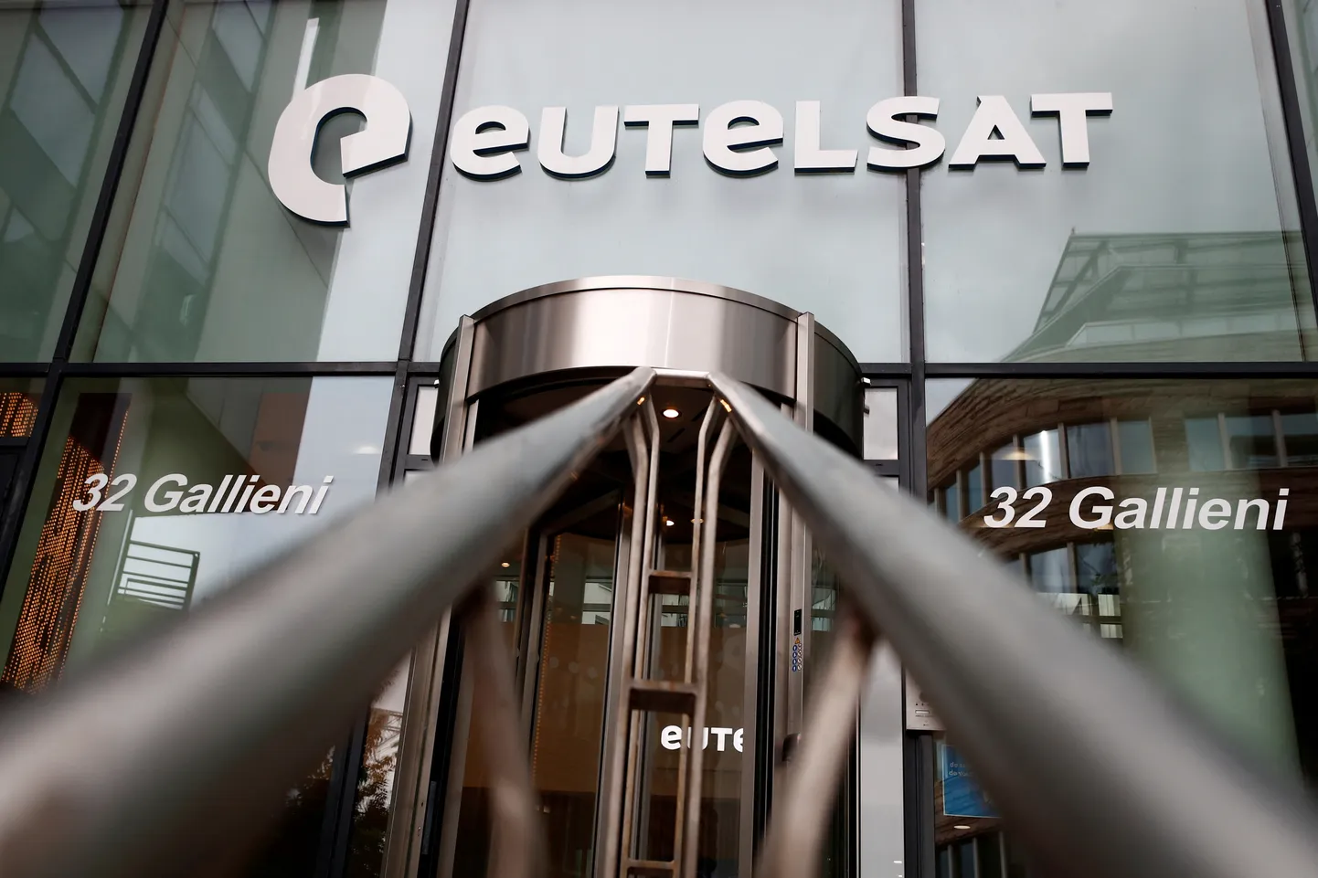 Eutelsati logo ettevõtte peakorteril Pariisi lähedal Issy-les-Moulineaux's.