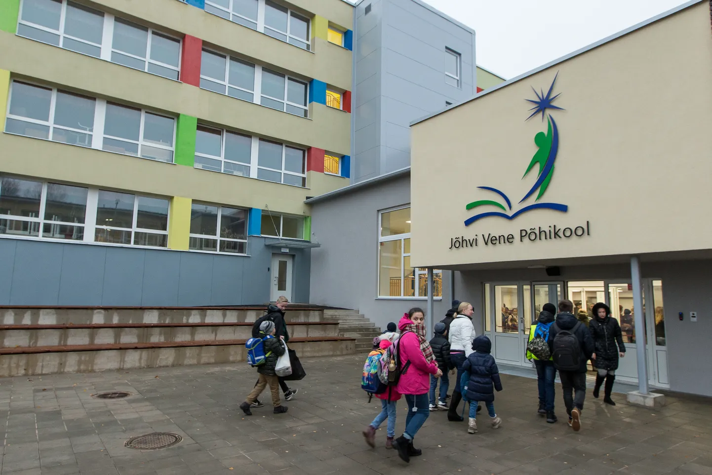 В октябре прошлого года ученики Йыхвиской русской основной школы въехали в реновированное школьное здание, где для учебной работы теперь гораздо больше возможностей. Однако это не заменит связанных с государственной учебной программой образовательных поездок, на которые просить деньги у родителей закон, однако, не позволяет.
