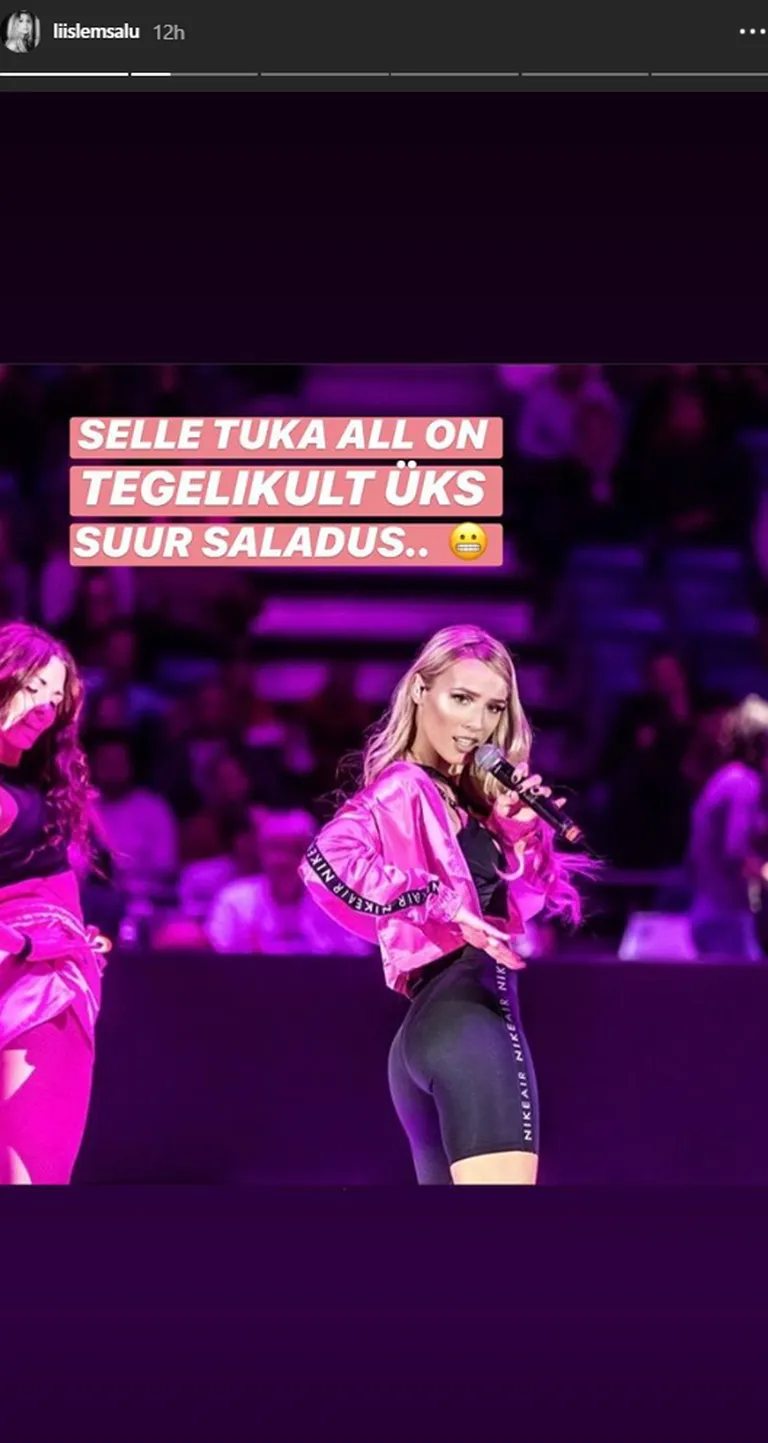 Liis Lemsalu «Mürka viimase lahingu» esinemise ajal, kus laulja varjas oma muhku tukaga.