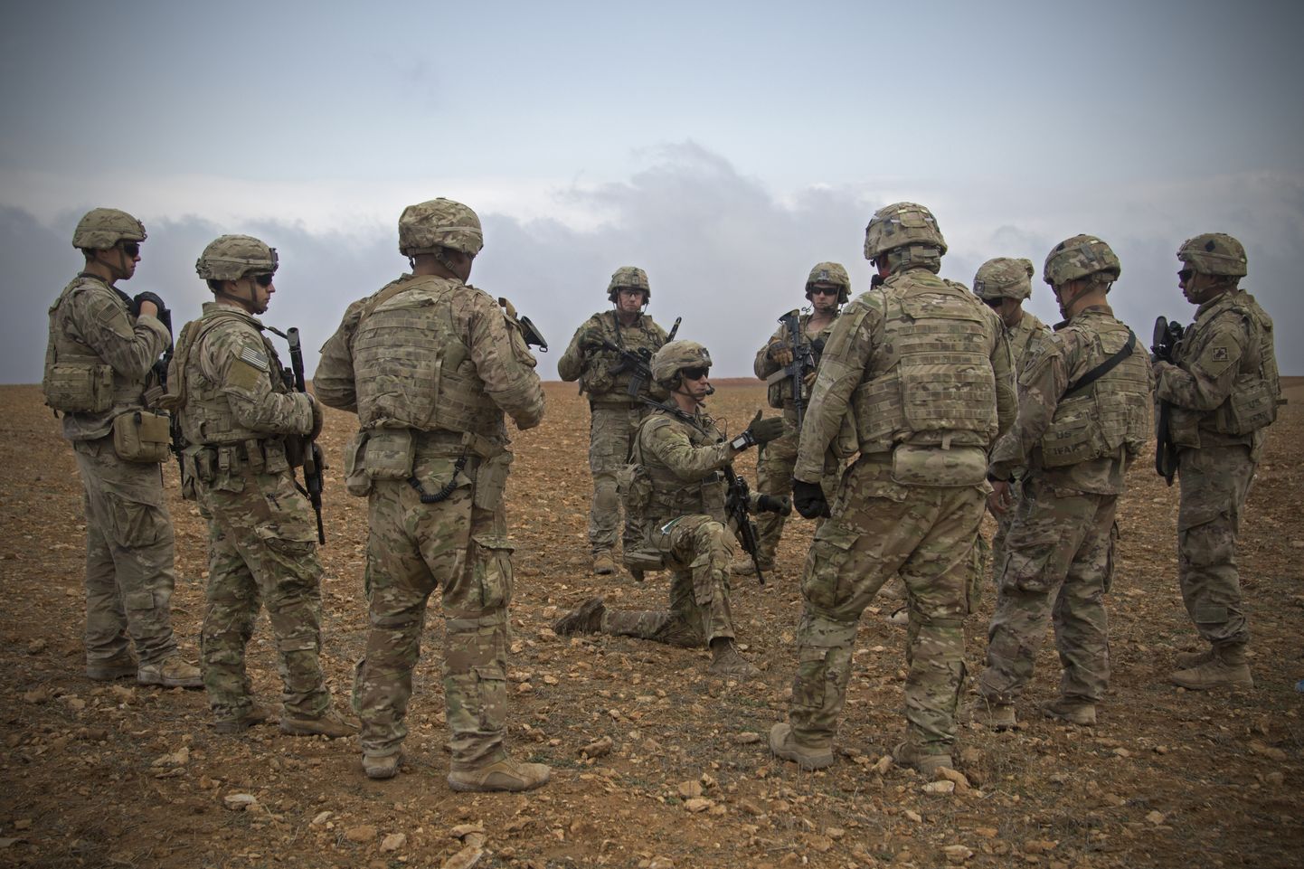USA sõdurid kogunemas patrullieelsele nõupidamisele.