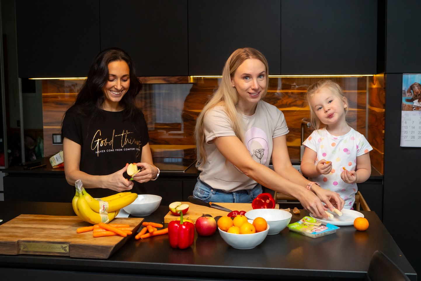 KA VAHEPALA OLGU TERVISLIK! Köögis askeldavad toitumisnõustaja Jaanika Kaasik (keskel) koos 3-aastase tütre Rosanna ja sõbranna Ragna Roiga.