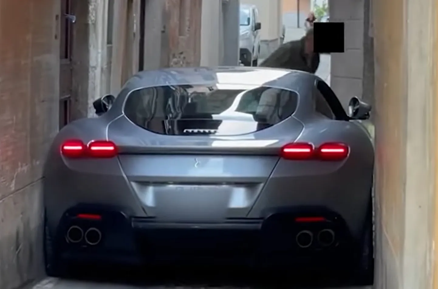Ferrari Roma jäi kitsal tänaval kinni