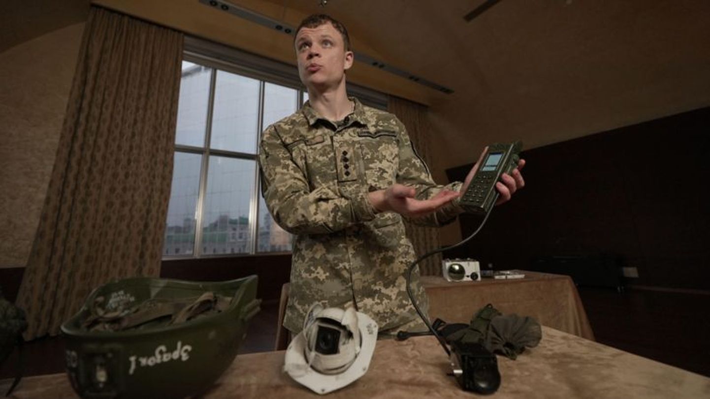 Украинский военный Андрей Рудык показывает трофейное российское оружие, в котором обнаружены иностранные компоненты.