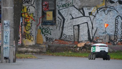 VIDEO ⟩ Pakirobot sõitis Tallinnas ette liinibussile, kümmekond inimest sai kukkudes vigastada