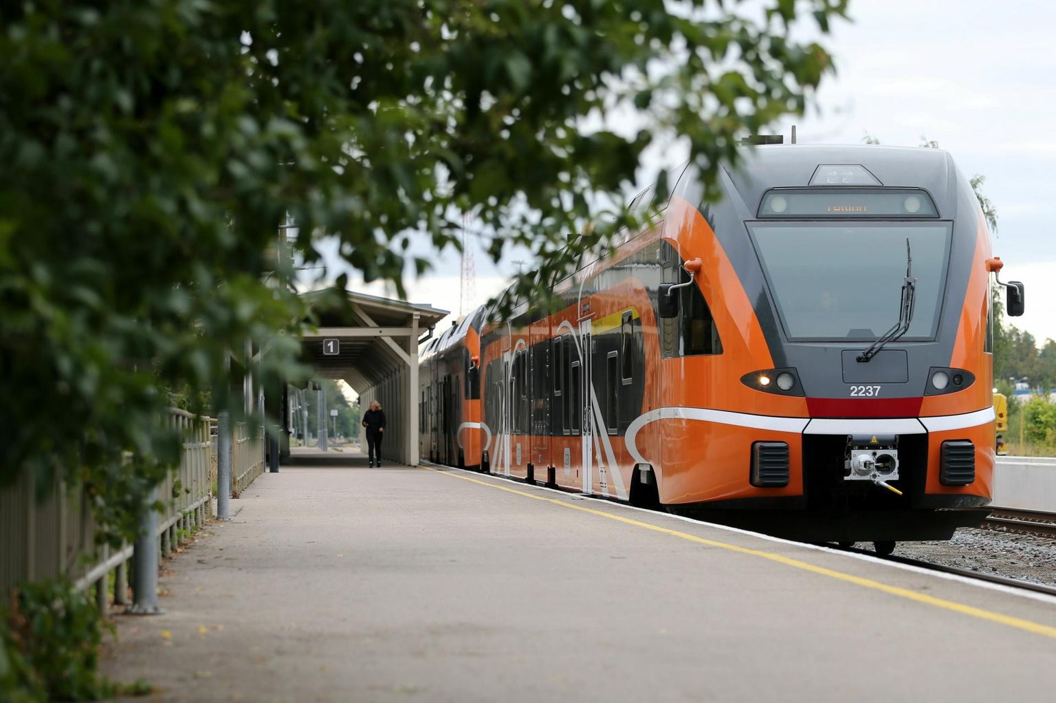 В настоящее время дизельному поезду требуется два-два с половиной часа, чтобы добраться из Тарту до Таллинна. Если железную дорогу построить прямее и запустить более быстрый электропоезд, то это займет всего 1 час 34 минуты.