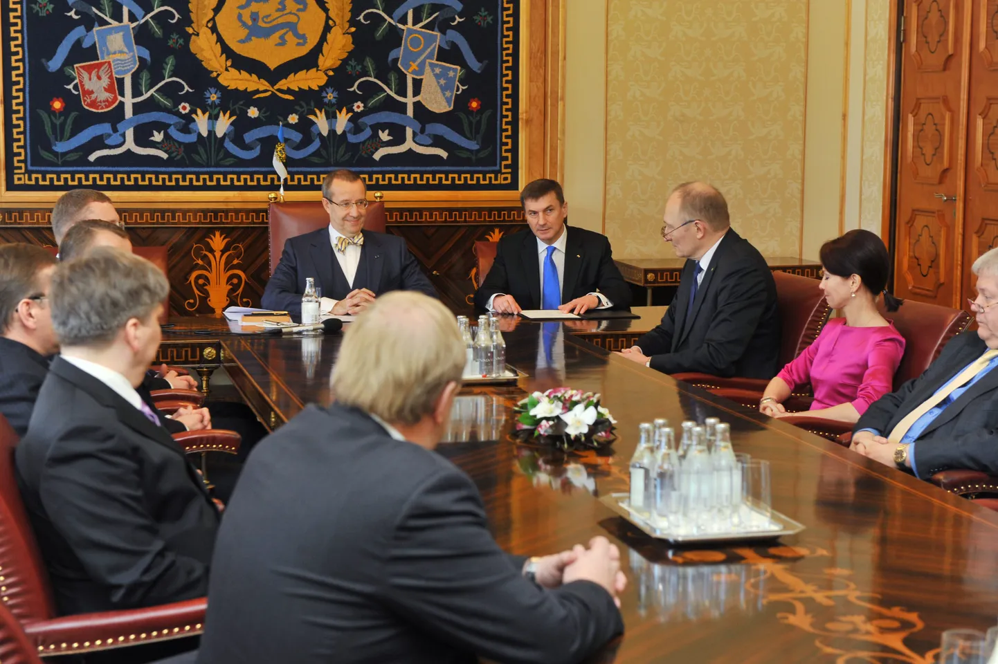 Peaminister Andrus Ansip ja tema ministrid presidendi juures.
