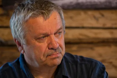 MTÜ Kuldne Liiga juhatuse liikme Aimar Altosaare meelest peaksid pangad tegelema sisekaemusega ning läbi mõtlema nii teenused kui ka nõuded oma töötajatele. „Kas on eetiline, et kui klient saab vanaks – siis nagu võiks hea suhte lõpetada ja lajatada pikaaegsele lojaalsele kliendile karmide piirangute ja keeldumistega?” küsib ta.