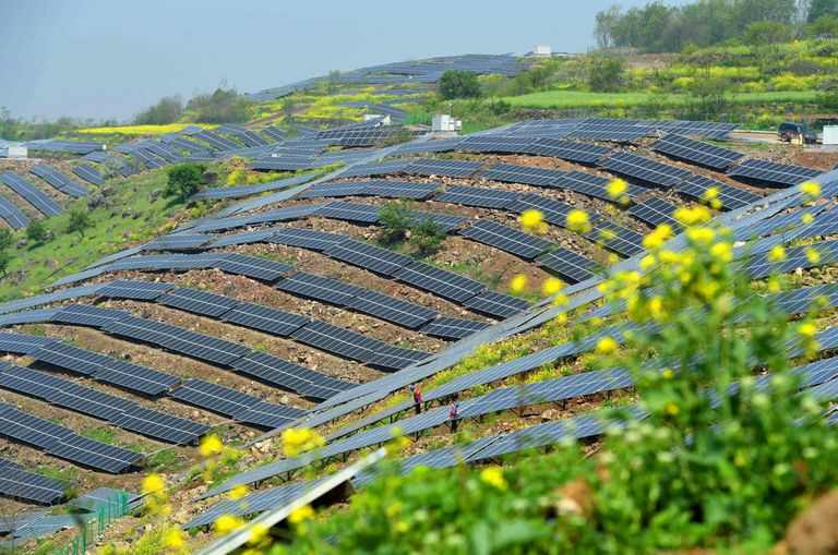 Küngastele paigaldatud päikesepaneelid Chuzhou külas, Hiinas
