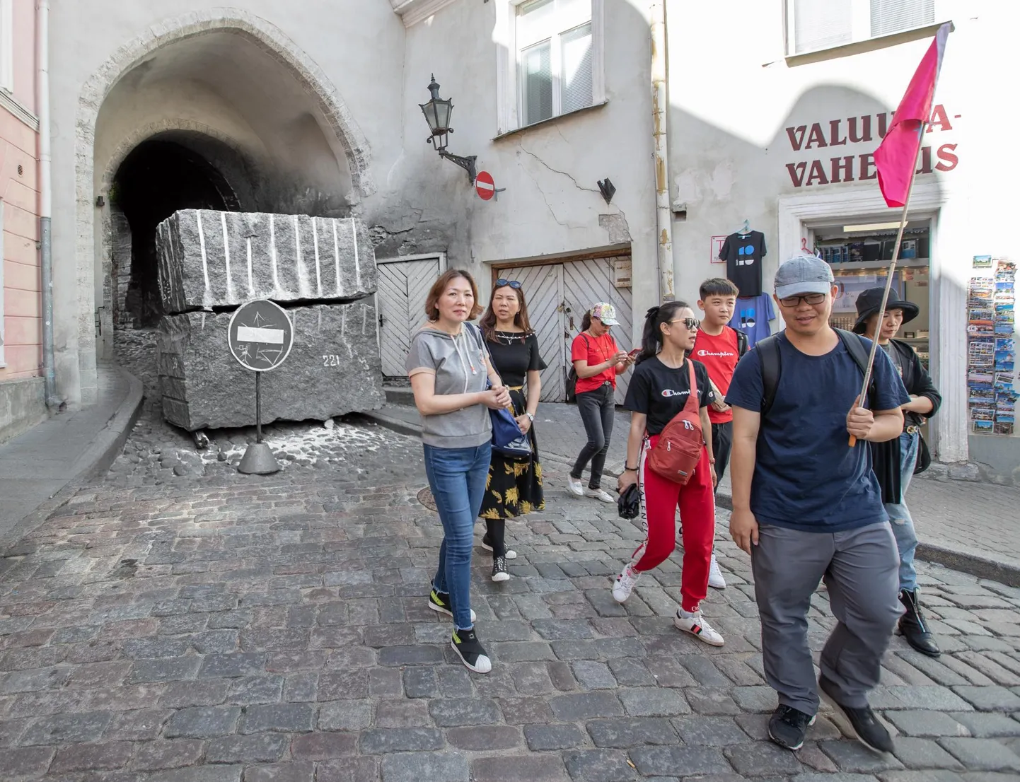 Veebruar 1991. Kivimürakas Pika jala väravatorni ees oli osa barrikaadidest, mille Eesti valitsus lasi rajada Toompea kaitseks pärast Vilniuse sündmusi. Praegu käivad sealtkaudu turistid, kes suunduvad Toompealt läbi Balti jaama Telliskivi hipsterlinnakusse.