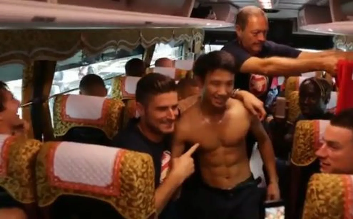 Arsenali fänn meeskonna bussis.