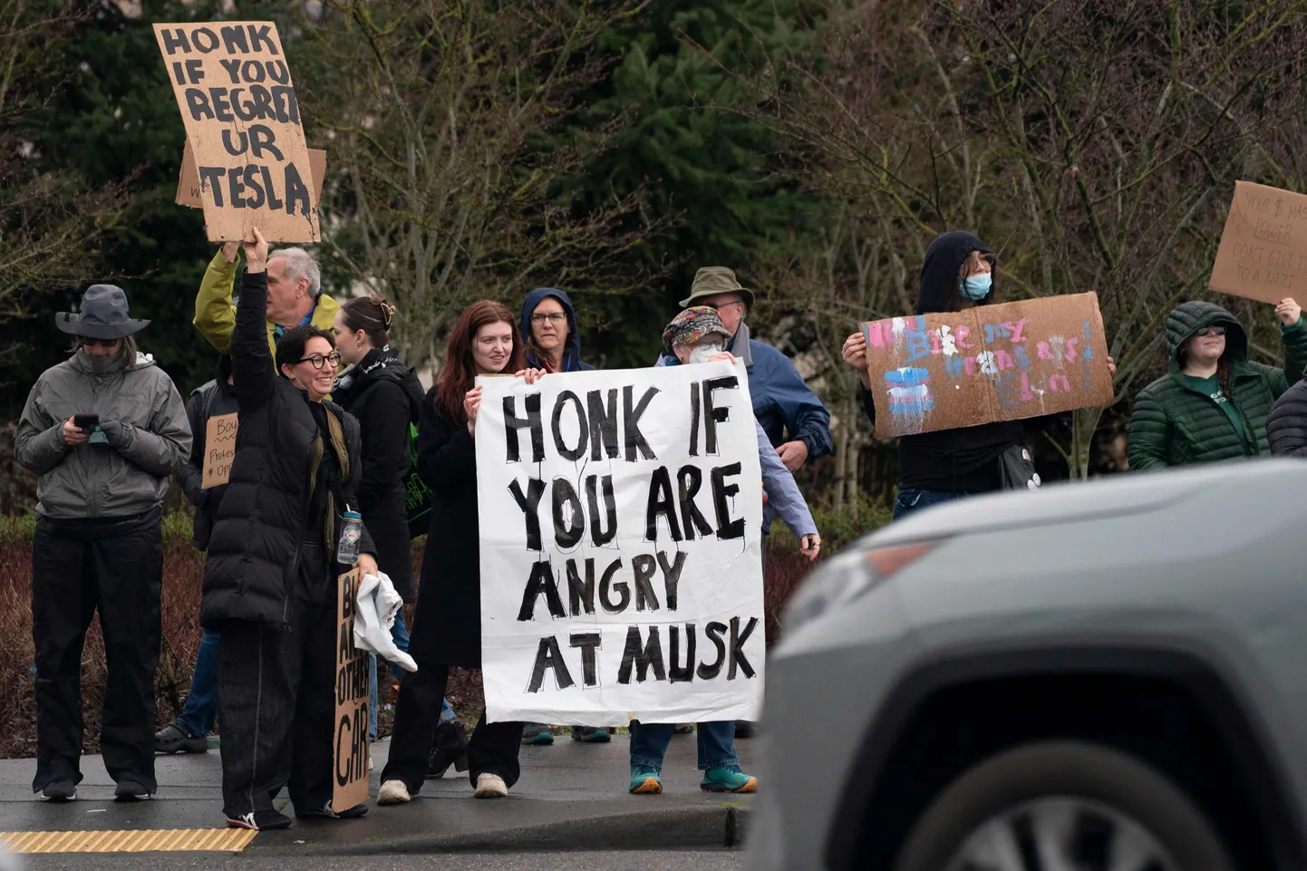 Meeleavaldajad kogunemas protestile Elon Muski ja elektriautotootja Tesla vastu Tesla esinduskaupluse ees 22. veebruaril 2025 Seattle'is Washingtonis.