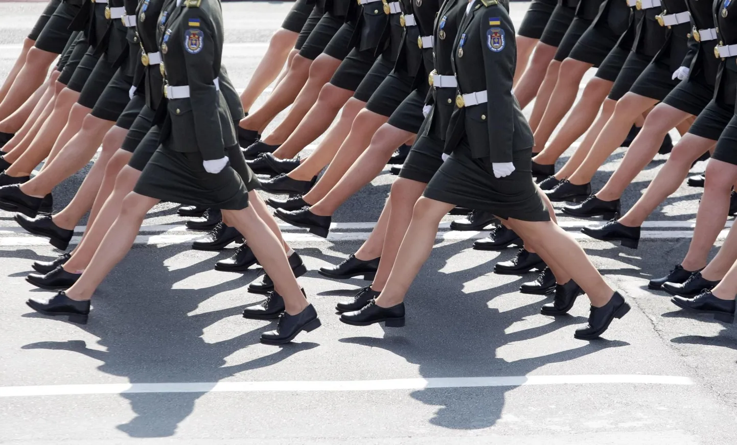 Naisteenistujad Ukraina pealinnas Kiievis iseseisvuspäeva paraadil. 