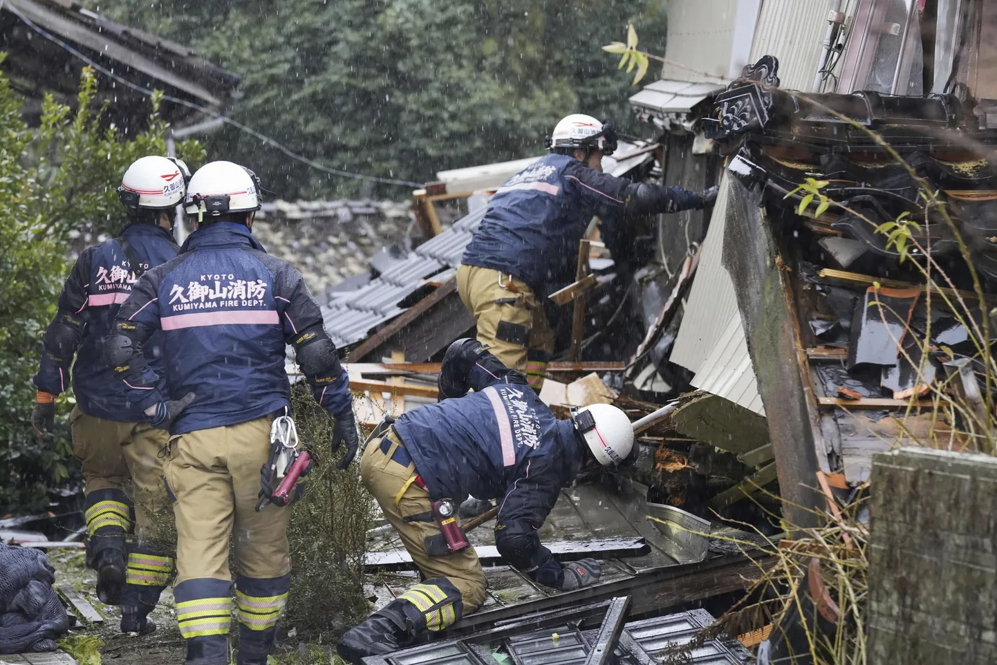 Päästjad otsivad Jaapani läänerannikut tabanud maavärinas kokkuvarisenud hoonete rusudest ellujäänuid või kasunud isikuid. Ishikawa piirkond, 7. jaanuar 2024. a.