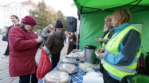 GALERII ⟩ Tasuta toit meelitab rahvast, kuid toidupäästjad tahavad muuta inimeste mõtteviisi