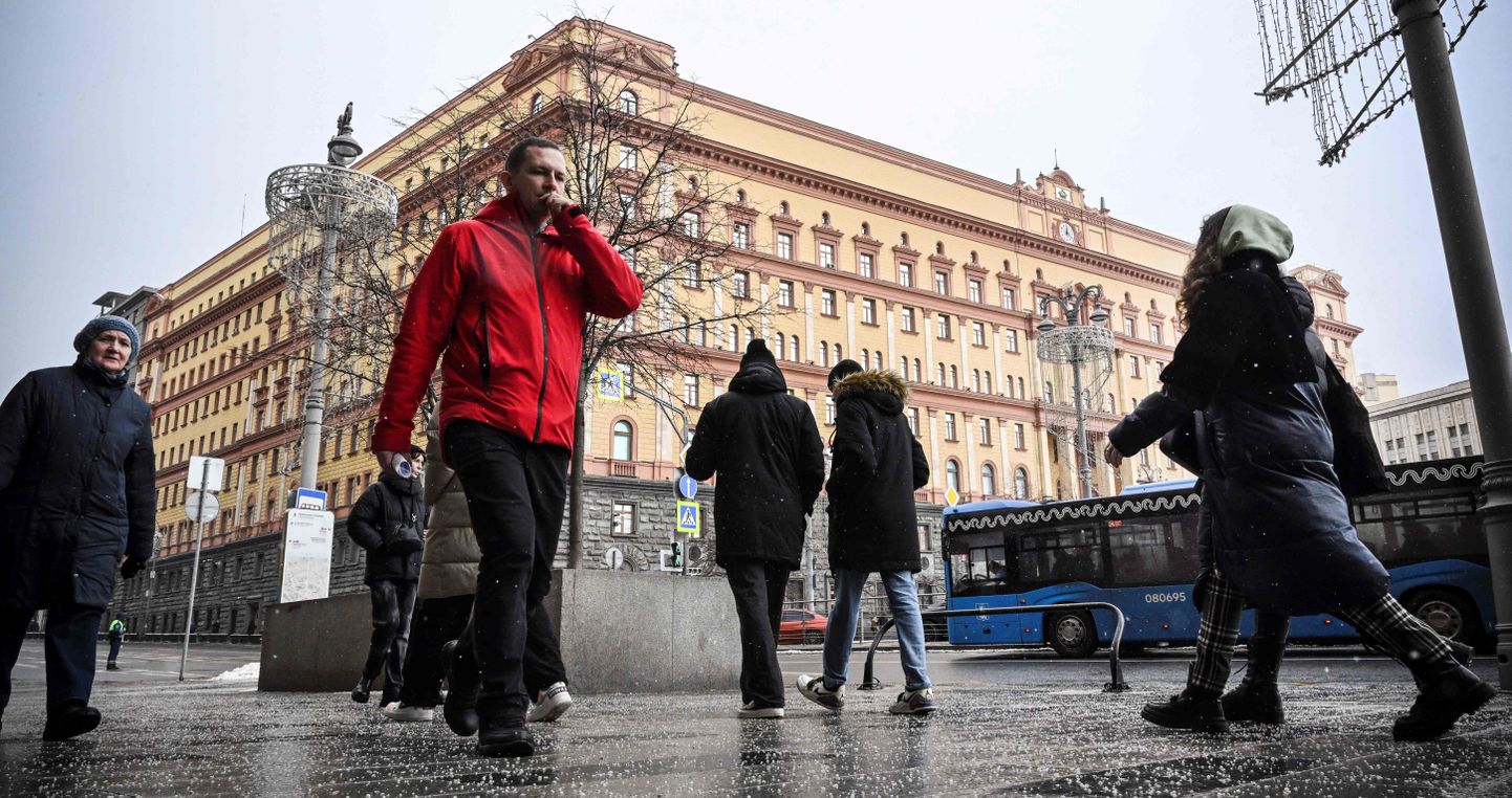 Inimesed kõnnivad FSB peakorteri juures Moskvas.