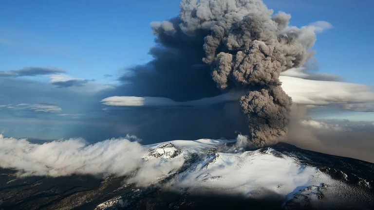 Извержение вулкана Эйяфьядлайекюдль