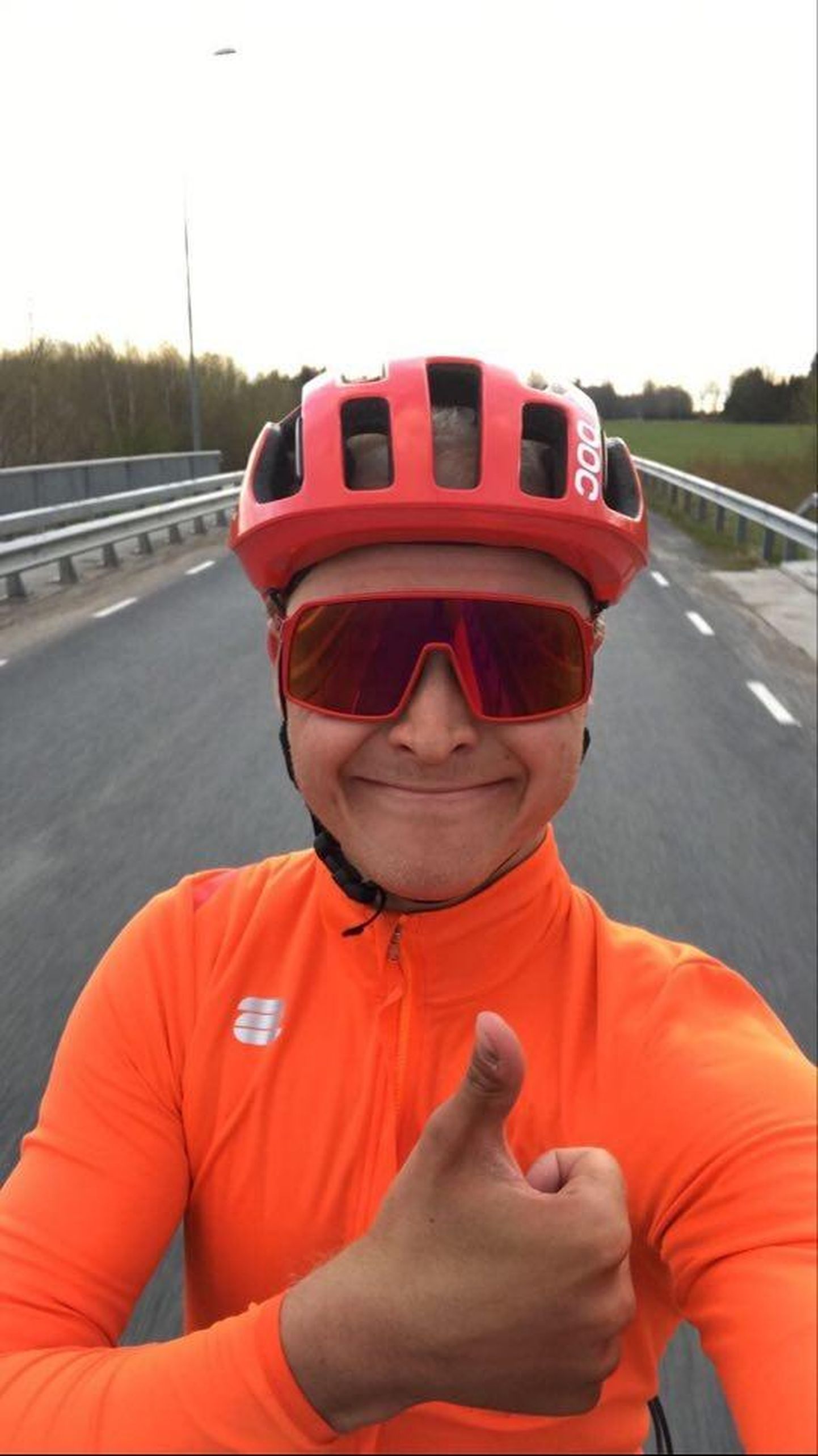 Veidi rohkem kui 12 tundi kestnud sõit ei pühkinud jalgrattur Josten Vaidemi näolt laia naeratust.