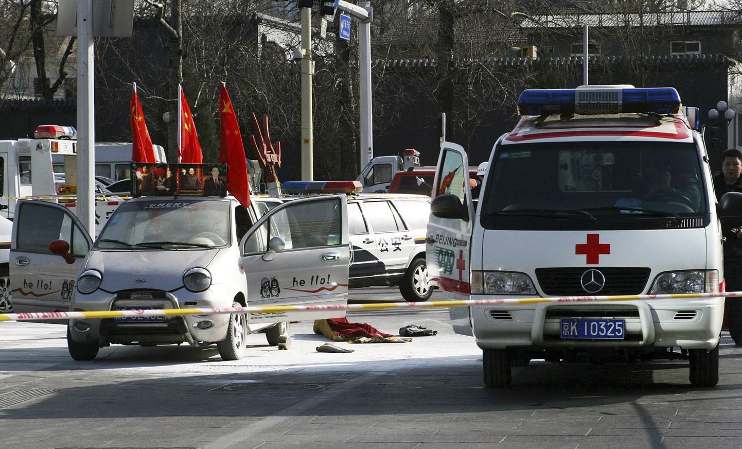 Pekingi kesklinna ristmikul peatatud autos süütas end põlema väidetavalt uiguuri päritolu mees.