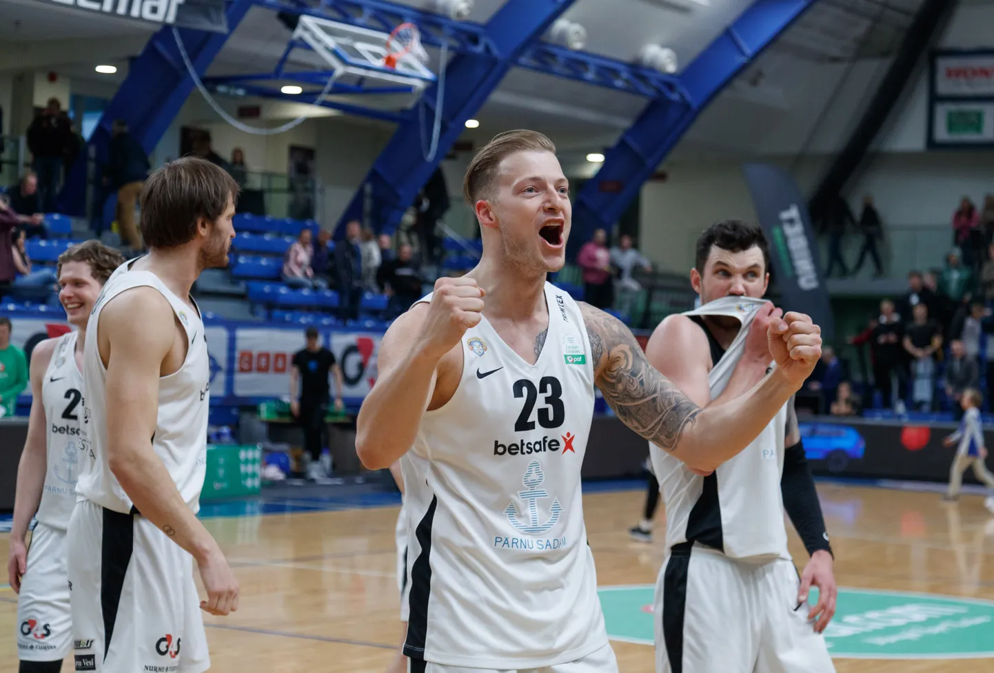 Rõõmsad Pärnu korvpallimehed tähistamas meistrivõistluste poolfinaalis BC Kalev/Cramo alistamist.