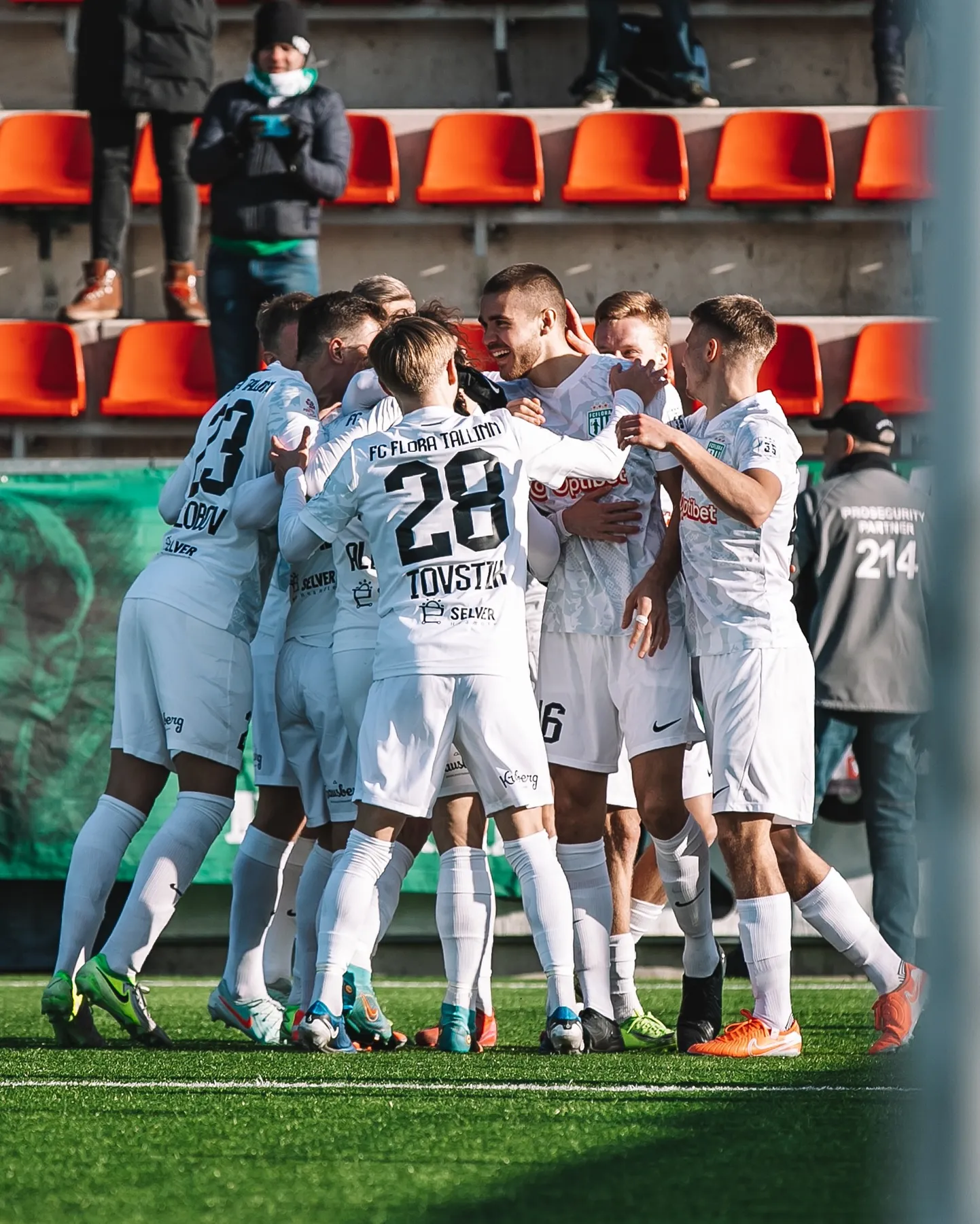 Tallinna FC Flora mängijad rõõmustamas.