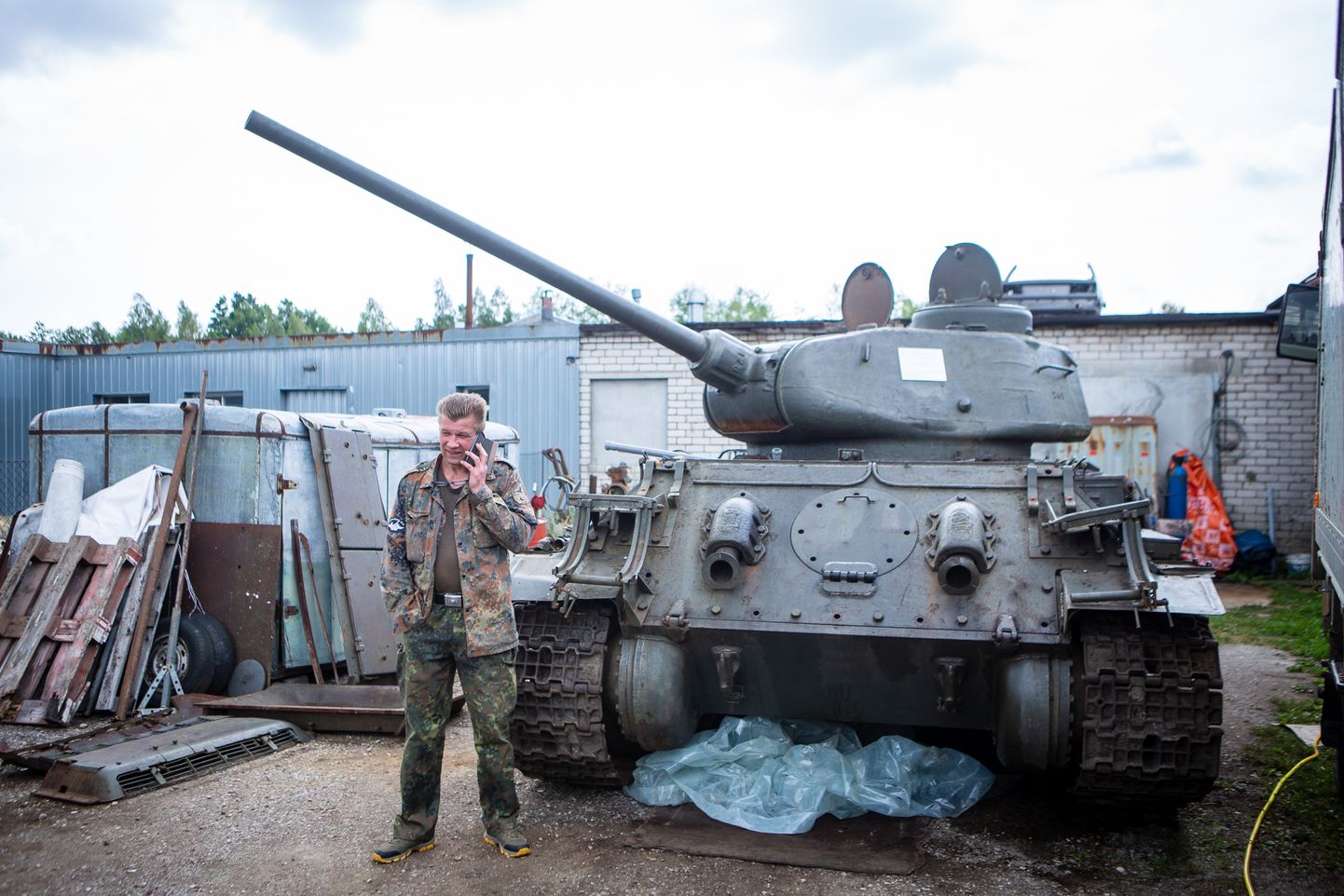 MARGUS SINIMETS putitas eile parajasti tanki T-34 ja helistas Saarte Hääle juuresolekul Veljo Maripuule üle, kes kinnitas – üritus toimub!