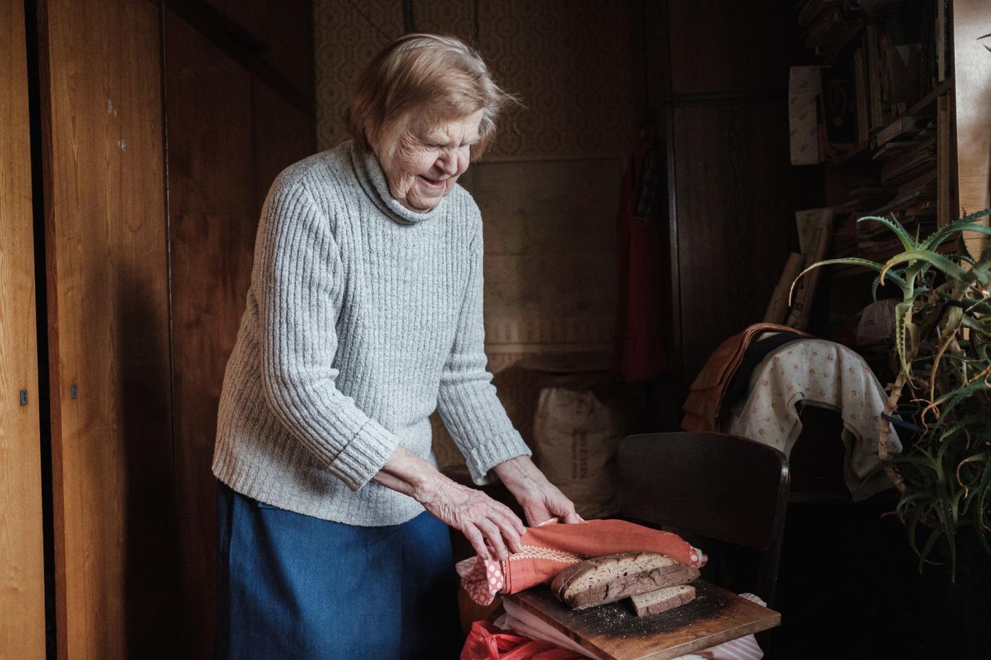 “Katan ahjust võetud leiva riide, kile ja tekiga, siis on see nädal aega pehme,” näitab Veelikse küla Kita talu vanaperenaine Aili Jürgenson oma toodet.