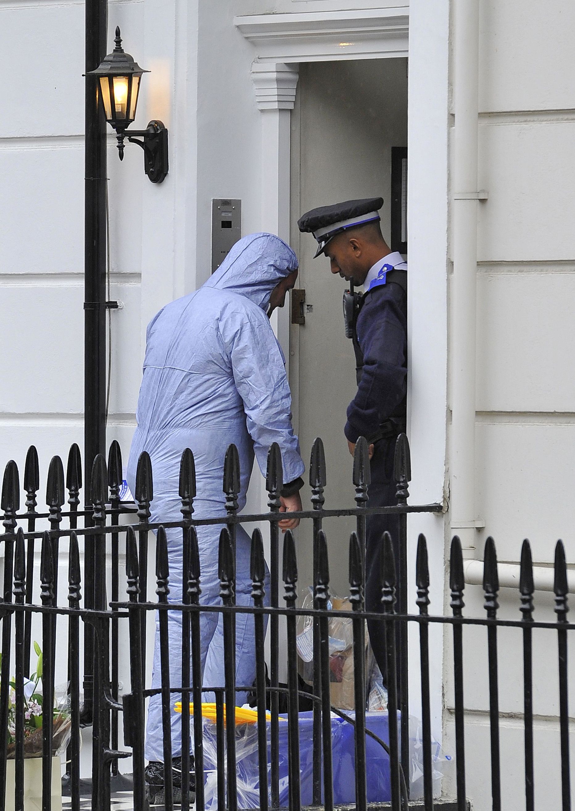 Politseiuurijad maja juures, kust leiti Briti spiooni surnukeha