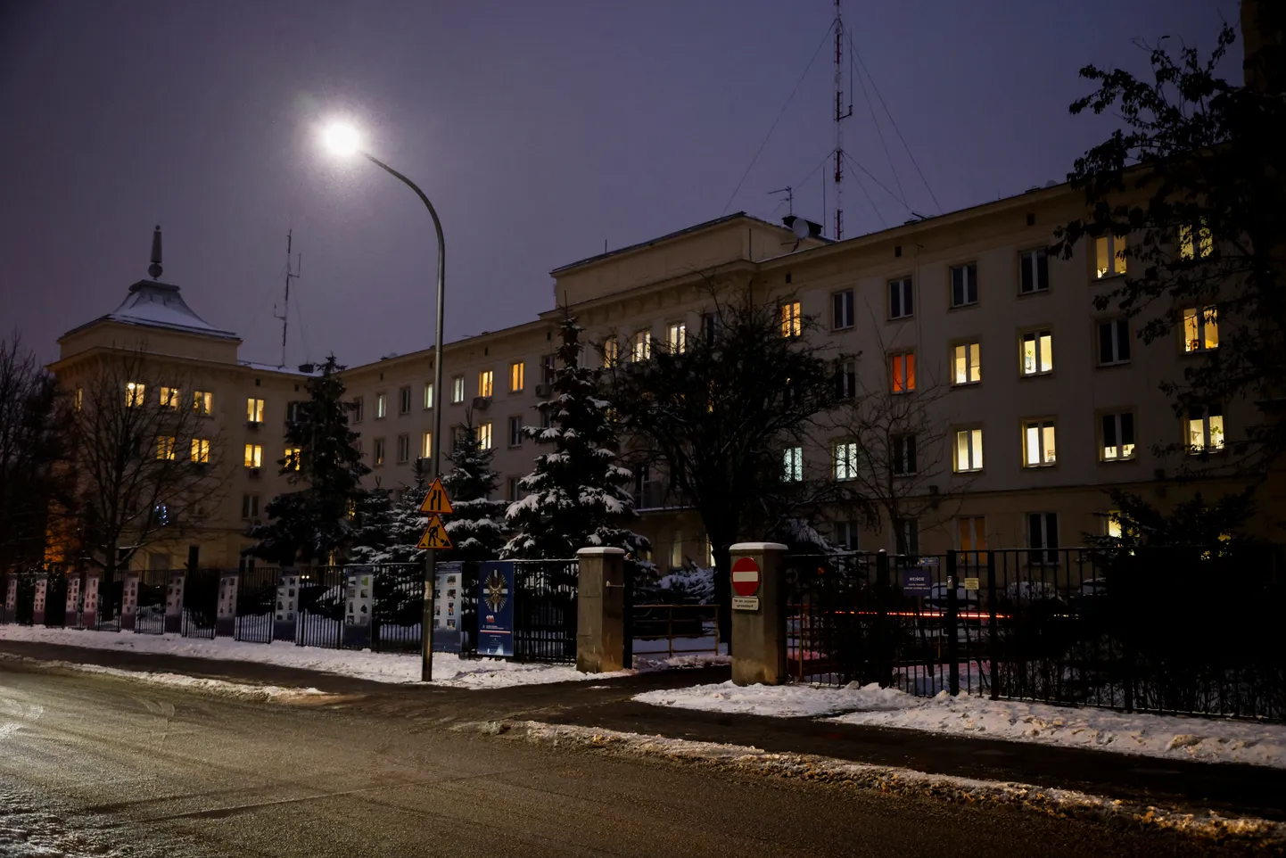 Poola politsei peakorter Varssavis, kus granaadiheitja plahvatas.