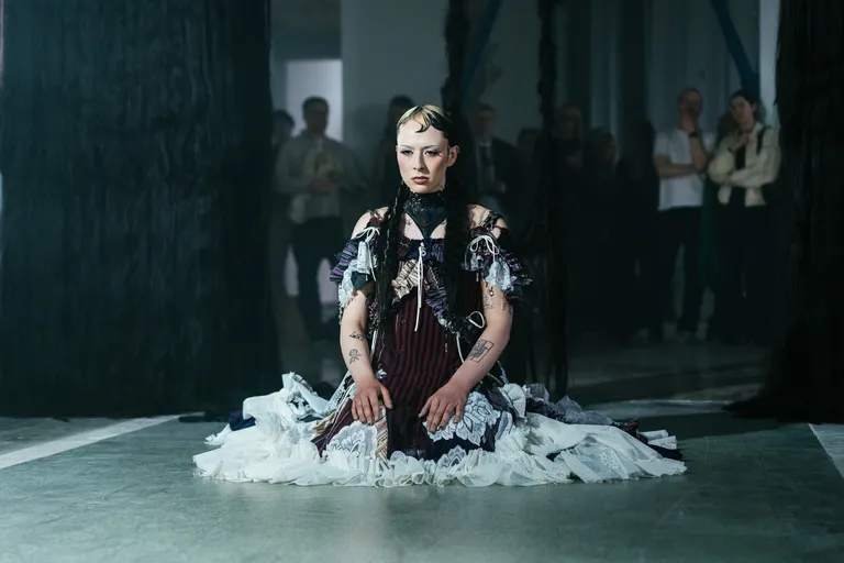 Igauņu laikmetīgās mākslinieces Kitty Florentine performance RAW atklāšanas vakarā.