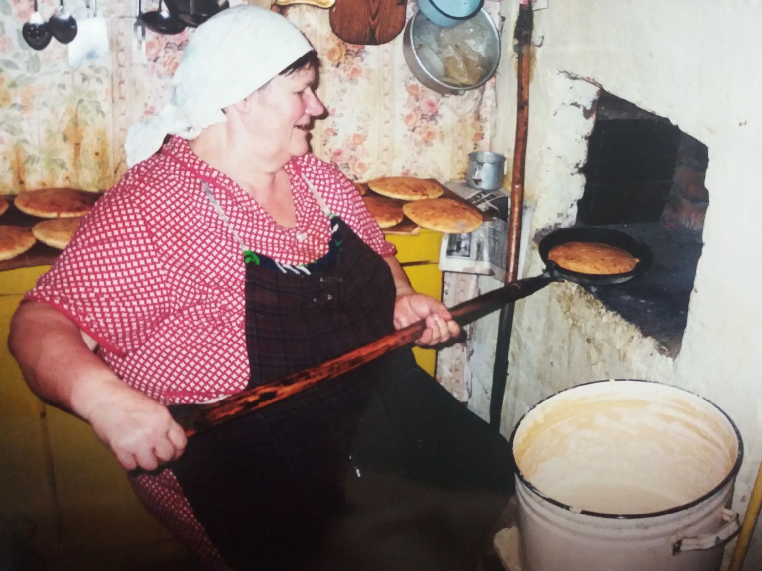 Eestis elava mokša, Anna Venchakova ema oma kodumaal pliine küpsetamas.