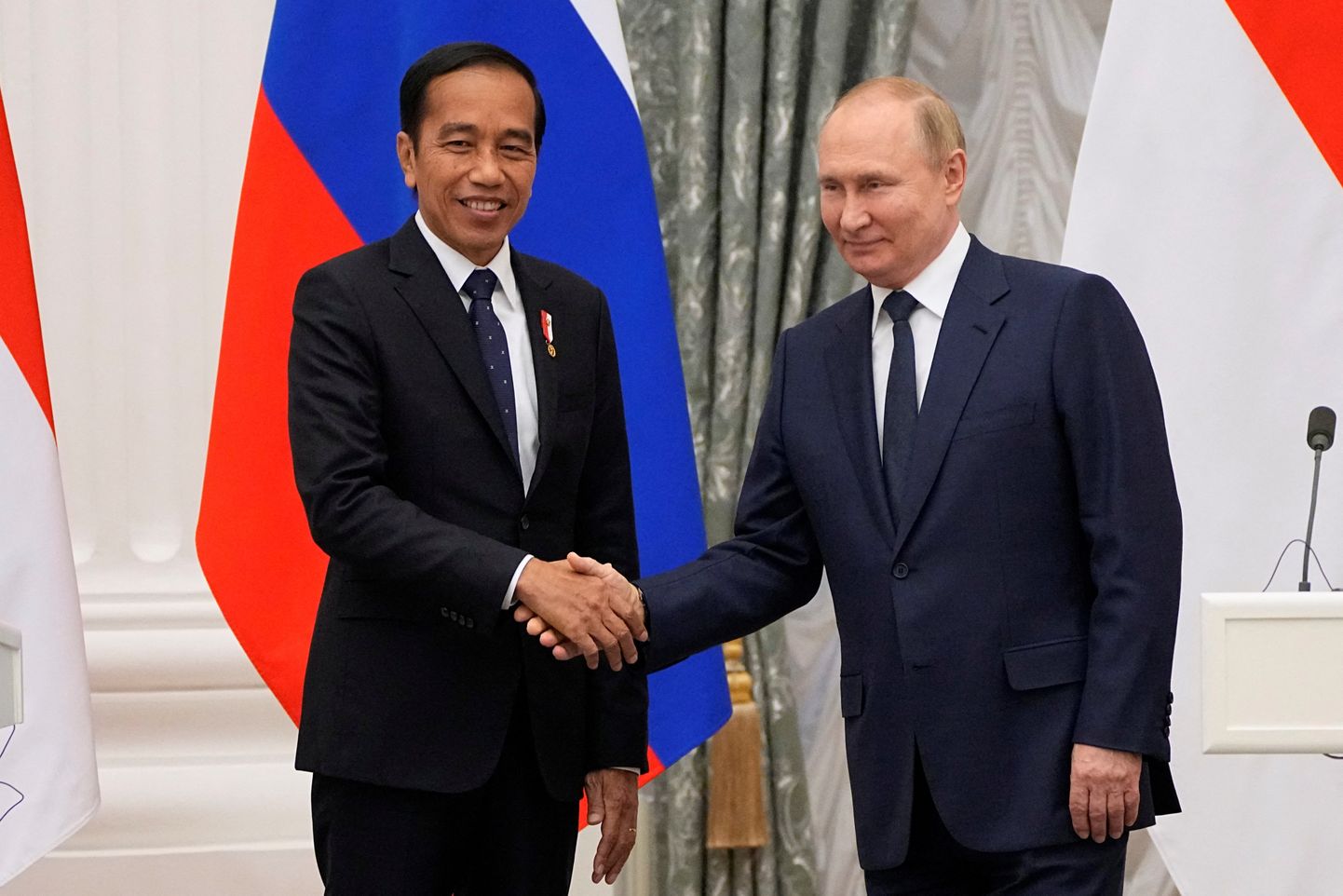 Indonēzijas prezidents Džoko Vidodo kopā ar kara noziedznieku Vladimiru Putinu.