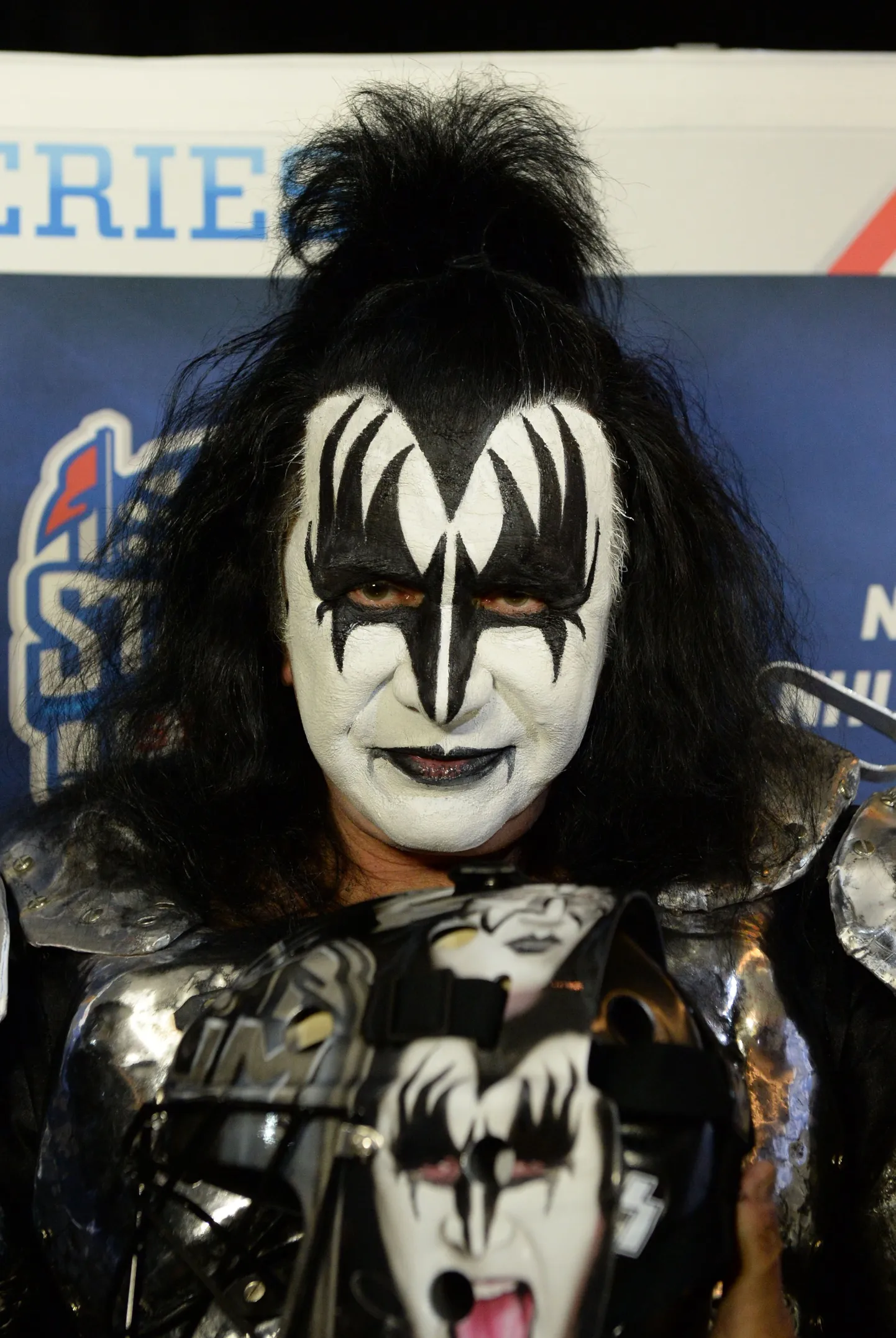 Ansambli Kiss liider Gene Simmons on rokkimisega teeninud üle 300 miljoni dollari, ent tema kaks last jäävad sellest ilma. «Ma tahan, et nad lendaksid pesast välja ja saaksid ise endaga hakkama. Mis puutub pärandisse, siis nende eest hoolitsetakse, ent nad ei saa minu teenitu eest jõukaks,» rääkis Simmons.