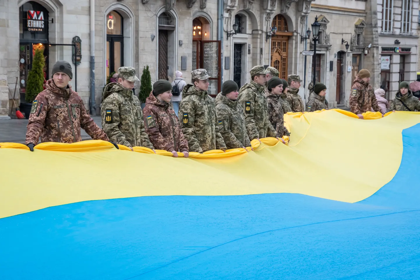 Ukraina noorsõdurid lipuga Lvivis.