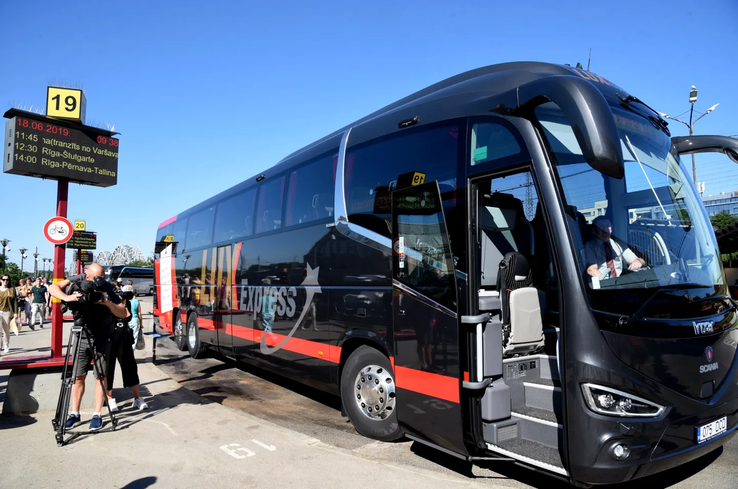 Starptautiskā pasažieru pārvadātāja "Lux Express" autobuss Rīgas Starptautiskajā autoostā. Ilustratīvs attēls.