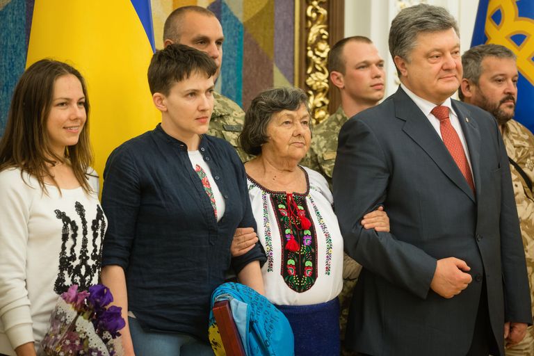 Vasakult paremale: Savtšenko õde Vera, Nadia Savtšenko ise, tema ema Maria ja Ukraina president Petro Porošenko 2016. aastal, kui lendurist opositsioonipoliitik oli Ukrainas veel rahvuskangelase staatuses.