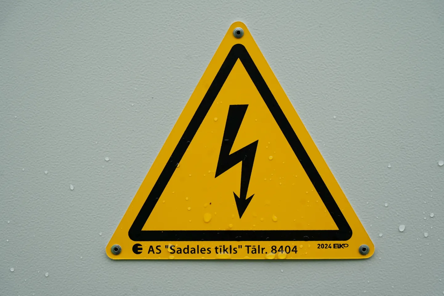 Zīme "Bīstami, elektrība!".