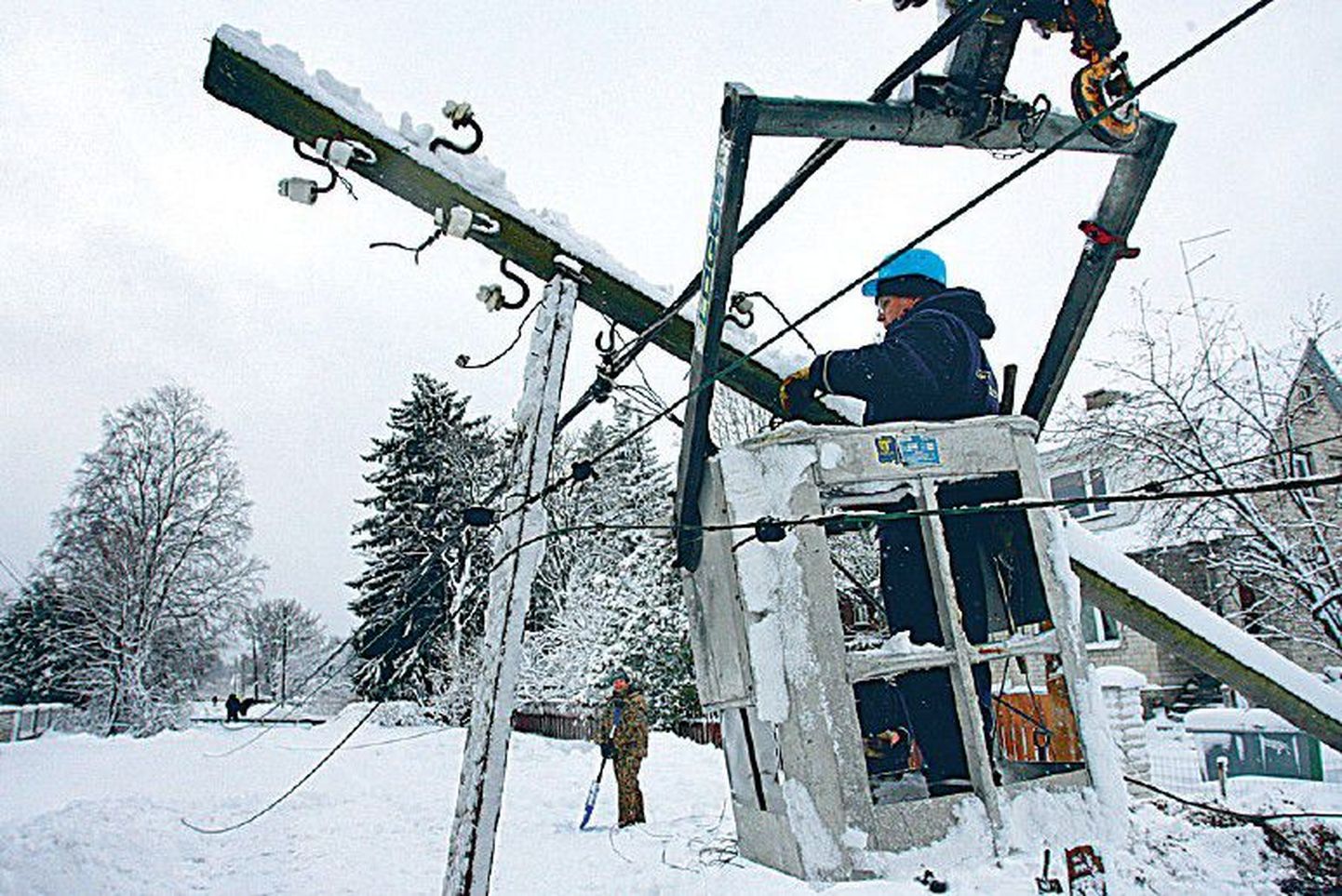 Elektrimontööridele annavad pärast tormi kõige rohkem tööd marutuules või lume raskuse all katkenud õhuliinid.