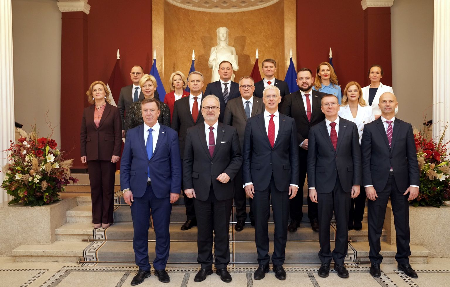 Новое правительство Кришьяниса Кариньша и президент Латвии Эгил Левитс.