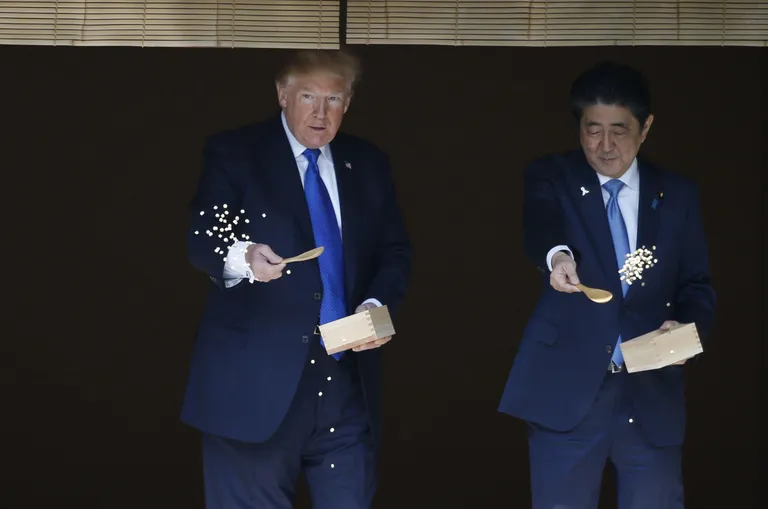 Donald Trump ja Shinzo Abe karpkalu toitmas