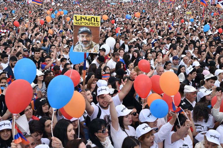 Juubeldavad Pašinjani toetajad Jerevani Vabariigi väljakul.