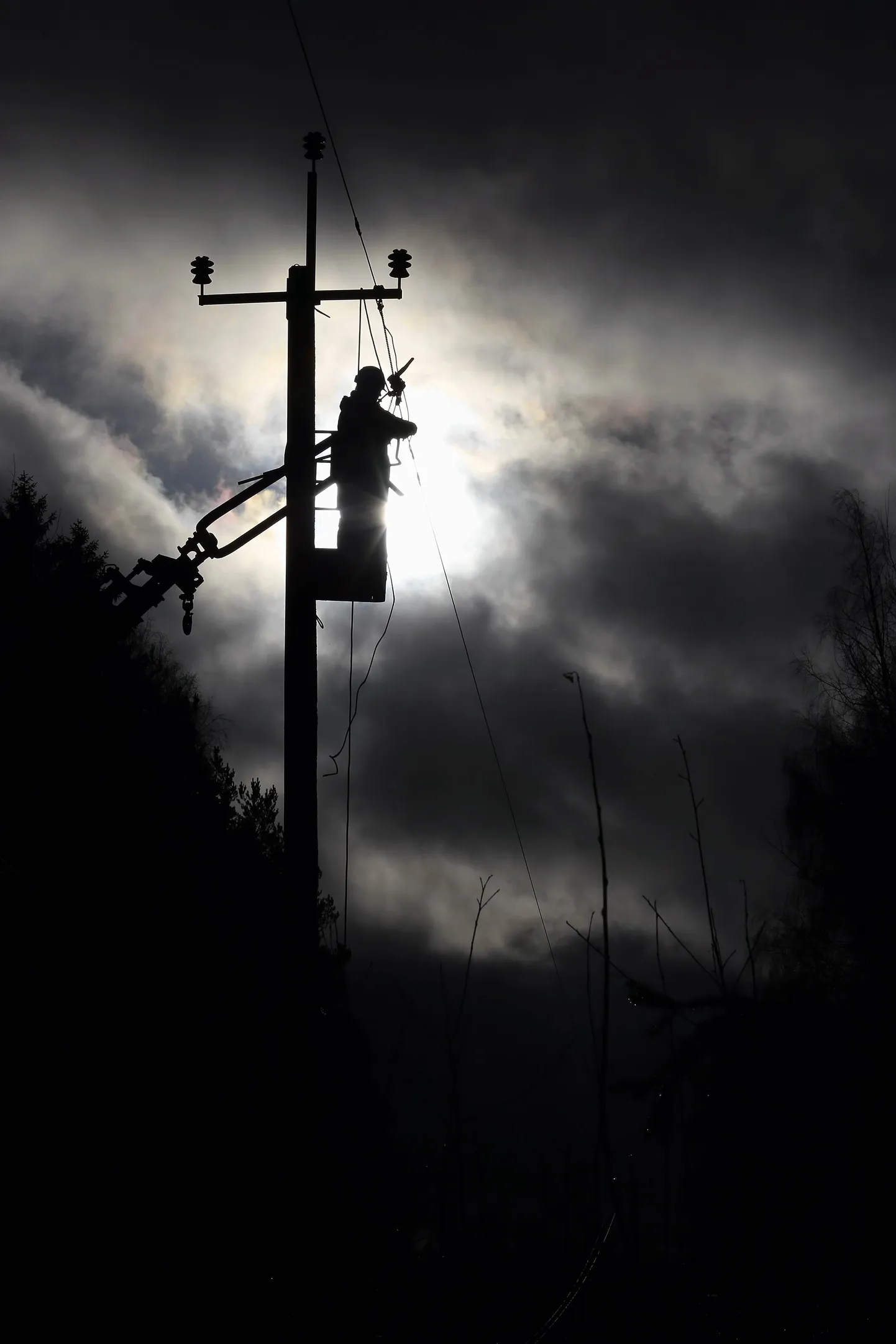 VILJANDI, EESTI, 30OCT13
Elektriliini remonditööd Holstres. Elektritööd pirmastu külas.
 ELMO RIIG/ SAKALA