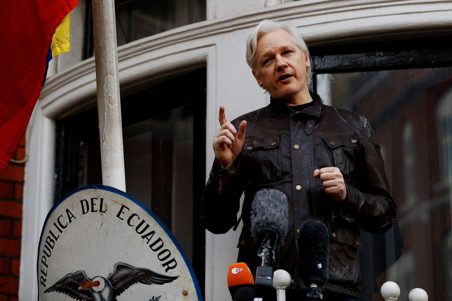 Julian Assange oma praeguse elukoha rõdul.